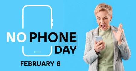Foto de Banner para No Phone Day con mujer madura gritando y teléfono móvil - Imagen libre de derechos