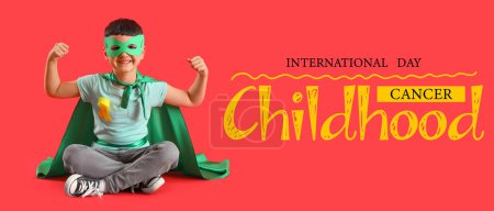 Téléchargez les photos : Petit garçon en costume de super héros et avec ruban de sensibilisation sur fond rouge. Bannière pour la Journée internationale du cancer de l'enfance - en image libre de droit