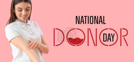 Banner de sensibilización para el Día Nacional del Donante con la mujer con parche médico aplicado