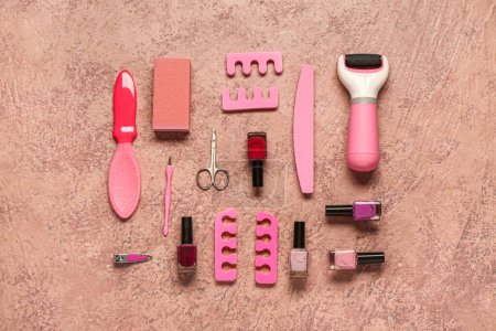 Foto de Conjunto de herramientas profesionales para pedicura con esmaltes de uñas sobre fondo rosa grunge - Imagen libre de derechos