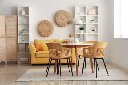 Foto de Interior de la elegante sala de estar con mesa, sillas y sofá - Imagen libre de derechos