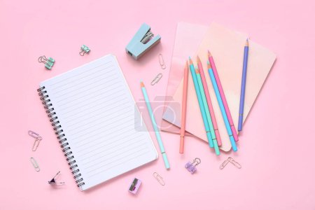Foto de Muchos lápices de colores con papelería sobre fondo rosa - Imagen libre de derechos