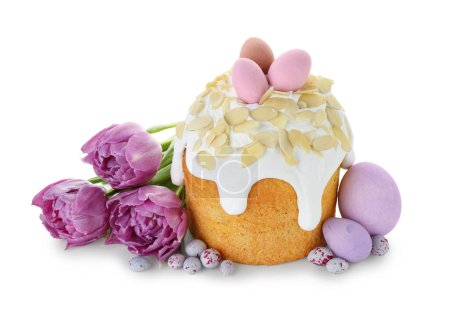 Foto de Pastel de Pascua, huevos pintados y flores de tulipán aisladas sobre fondo blanco - Imagen libre de derechos