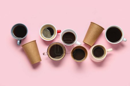 Foto de Muchas tazas de café caliente sobre fondo rosa - Imagen libre de derechos