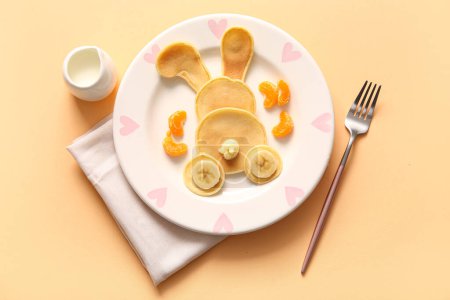Téléchargez les photos : Crêpes de lapin de Pâques drôles avec banane et mandarine sur fond jaune - en image libre de droit