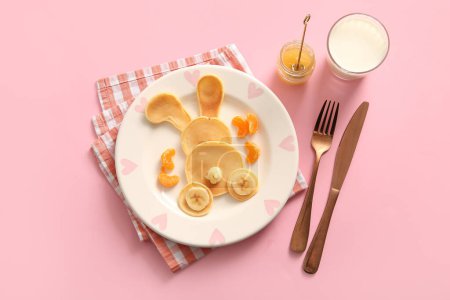 Téléchargez les photos : Crêpes de lapin de Pâques drôle avec banane sur fond rose - en image libre de droit