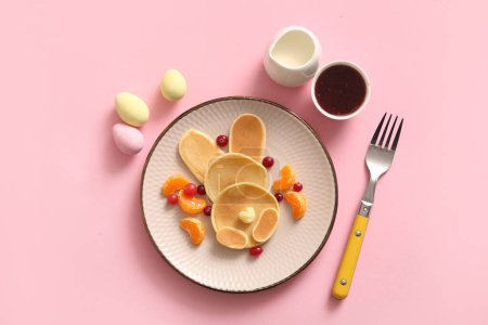 Téléchargez les photos : Crêpes de lapin de Pâques drôles avec mandarine et baies sur fond rose - en image libre de droit