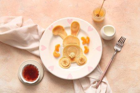 Téléchargez les photos : Crêpes de lapin de Pâques drôles avec mandarine sur fond beige - en image libre de droit