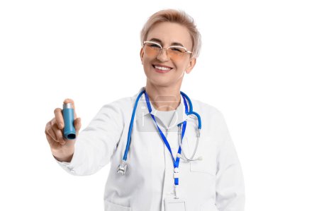 Téléchargez les photos : Femme médecin mature avec inhalateur sur fond blanc - en image libre de droit