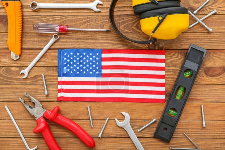 Foto de Composición con diferentes herramientas y bandera de USA sobre fondo de madera. Fiesta del Día del Trabajo - Imagen libre de derechos