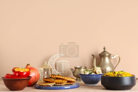 Traditionelle orientalische Gerichte und muslimisches Dekor auf beigem Hintergrund. Ramadan-Feier