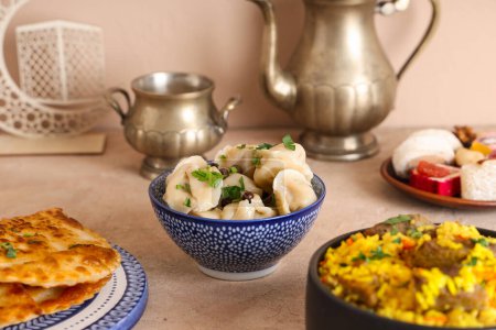 Traditionelle orientalische Gerichte und muslimisches Dekor auf beigem Hintergrund. Ramadan-Feier