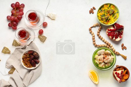 Traditionelle orientalische Gerichte und Gebetsperlen auf weißem Tisch. Ramadan-Feier