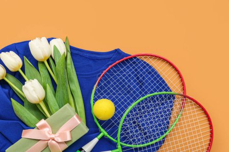 Téléchargez les photos : Composition avec raquettes de badminton, vêtements, cadeaux et tulipes pour la Journée internationale de la femme sur fond de couleur, gros plan - en image libre de droit