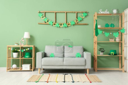 Téléchargez les photos : Intérieur du salon festif avec canapé gris et décorations pour la célébration de la Saint-Patrick - en image libre de droit
