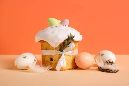 Komposition mit leckerem Osterkuchen und bemalten Eiern auf farbigem Hintergrund