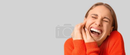 Junge Frau spürt Zahnschmerzen auf hellem Hintergrund mit Platz für Text