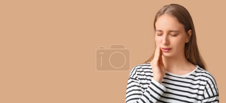 Junge Frau spürt Zahnschmerzen auf beigem Hintergrund mit Platz für Text