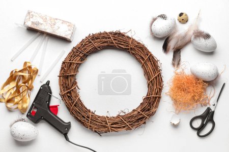 Téléchargez les photos : Composition avec fournitures pour créer une couronne de Pâques sur une table blanche - en image libre de droit