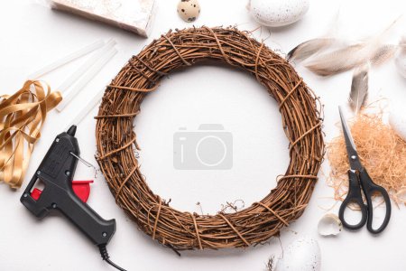 Téléchargez les photos : Composition avec fournitures pour créer une couronne de Pâques sur une table blanche - en image libre de droit