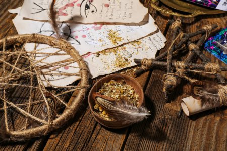 Los atributos mágicos de la bruja en la mesa de madera, primer plano