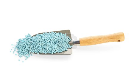 Pelle de jardinage avec engrais granulaire bleu isolé sur fond blanc