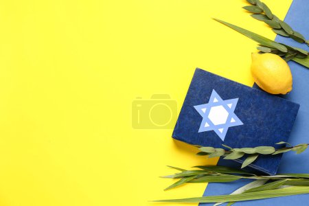 Foto de Cuatro especies (lulav, hadas, arava, etrog) como símbolos del festival Sukkot y la Torá sobre fondo amarillo - Imagen libre de derechos