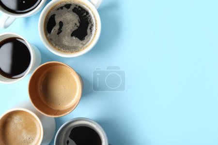 Téléchargez les photos : Tasses de café chaud sur fond bleu - en image libre de droit