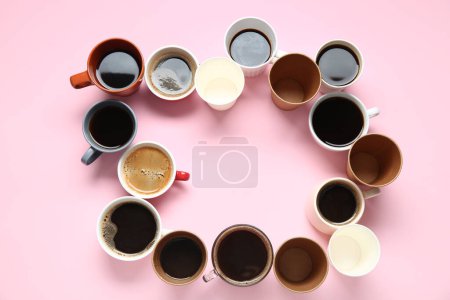 Téléchargez les photos : Cadre composé de tasses de café chaud sur fond rose - en image libre de droit