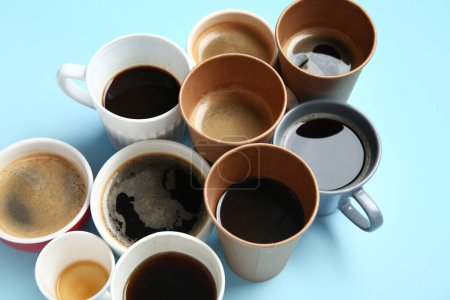 Téléchargez les photos : Beaucoup de tasses de café chaud sur fond bleu - en image libre de droit