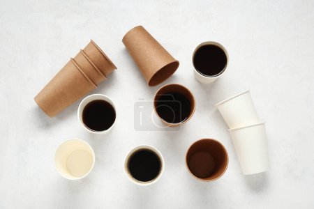 Téléchargez les photos : Beaucoup de tasses en papier de café chaud sur fond blanc - en image libre de droit