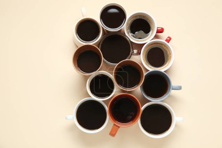 Foto de Muchas tazas de café caliente sobre fondo beige - Imagen libre de derechos