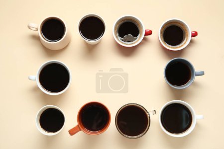 Téléchargez les photos : Cadre en tasses de café chaud sur fond beige - en image libre de droit