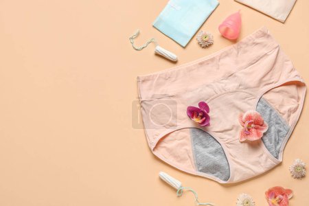 Téléchargez les photos : Composition avec culotte d'époque, tampons, tampons, coupe menstruelle et belles fleurs sur fond jaune - en image libre de droit
