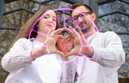 Téléchargez les photos : Dessiné signes du zodiaque et jeune couple faisant cœur avec leurs mains à l'extérieur. Horoscope de compatibilité amoureuse. Correspondance des partenaires par date de naissance - en image libre de droit