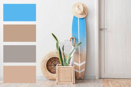 Foto de Elegante interior de pasillo moderno con tabla de surf de madera. Diferentes patrones de color - Imagen libre de derechos