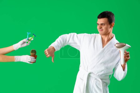 Jeune homme choisissant la photoépilation au lieu de se raser sur fond vert