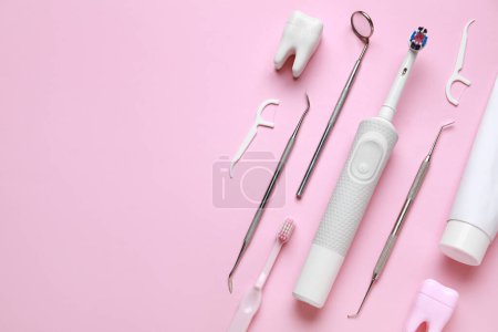 Foto de Herramientas dentales y suministros de higiene bucal sobre fondo rosa. Día Mundial del Dentista - Imagen libre de derechos