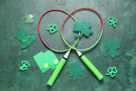 Téléchargez les photos : Raquettes de badminton et décorations pour la célébration de la Saint-Patrick sur fond de grunge vert - en image libre de droit