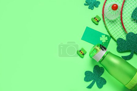 Téléchargez les photos : Bouteille d'eau, raquettes de badminton et décorations pour la fête de la Saint-Patrick sur fond vert - en image libre de droit