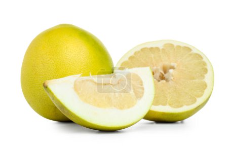 Foto de Frutas frescas de pomelo sobre fondo blanco - Imagen libre de derechos