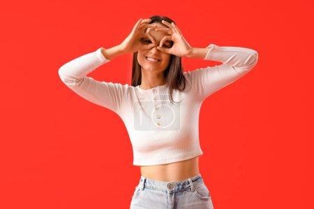 Foto de Mujer joven mostrando OK sobre fondo rojo - Imagen libre de derechos