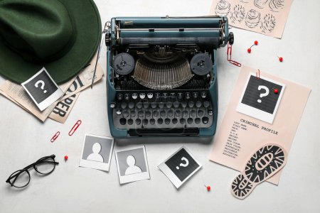 Komposition mit Retro-Schreibmaschine, stylischem Hut, Strafakten und Fragezeichen auf hellem Hintergrund