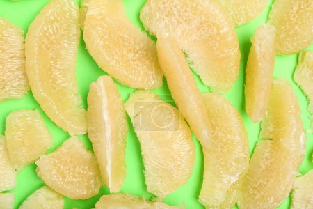 Foto de Pomelo trozos de fruta sobre fondo verde - Imagen libre de derechos