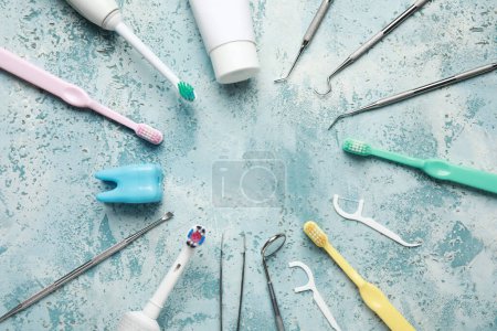 Foto de Marco hecho de herramientas dentales y suministros de higiene bucal sobre fondo azul grunge. Día Mundial del Dentista - Imagen libre de derechos