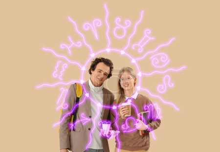 Téléchargez les photos : Dessiné signes du zodiaque et heureux couple adolescent sur fond beige. Horoscope de compatibilité amoureuse. Correspondance des partenaires par date de naissance - en image libre de droit