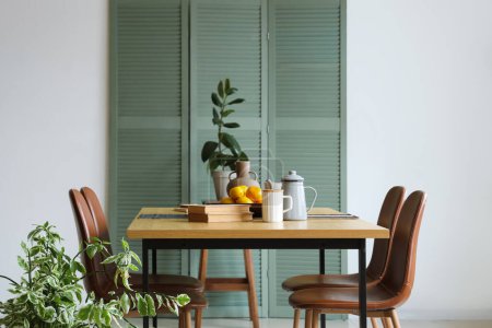 Foto de Interior de la habitación con mesa de comedor y pantalla plegable - Imagen libre de derechos