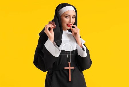 Freche Nonne mit Pokerchips auf gelbem Hintergrund