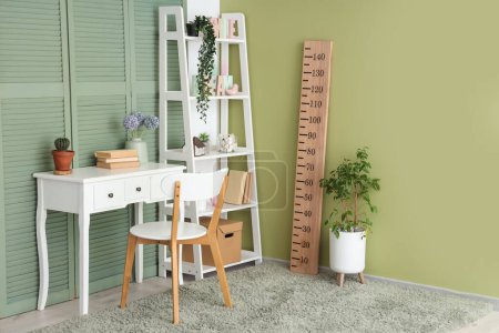Modernes Kinderzimmerinterieur mit komfortablem Arbeitsplatz und Holzstadiometer