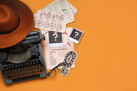 Retro-Schreibmaschine, Strafakten, Brille und Hut auf farbigem Hintergrund